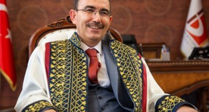 Rektörlük koltuğuna oturdu, ilk icraatı lüks araç kiralamak oldu