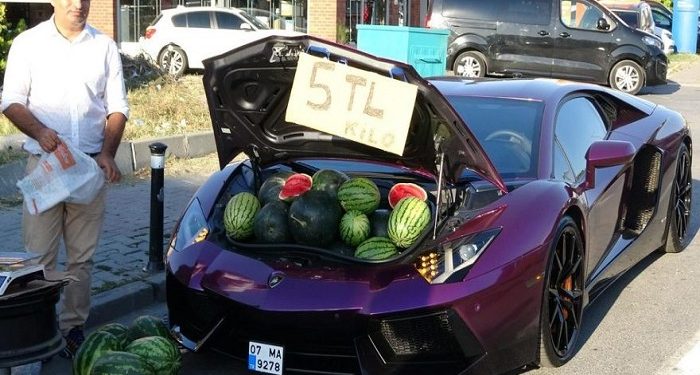 5 milyon liralık Lamborghini’den 5 liraya karpuz sattı
