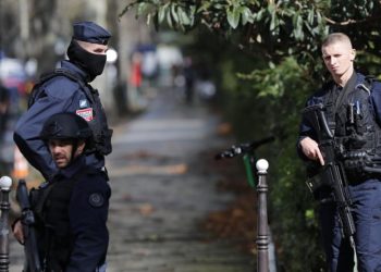 Paris’te sınıfta Hz Muhammed karikatürü gösteren bir öğretmen başı kesilerek öldürüldü