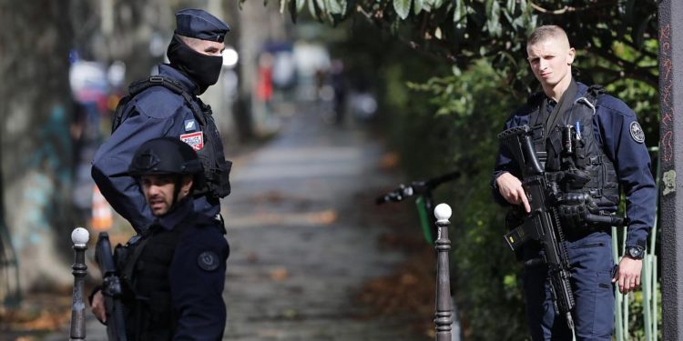 Paris’te sınıfta Hz Muhammed karikatürü gösteren bir öğretmen başı kesilerek öldürüldü