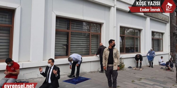 Tutuklamalar ve kayyum atanan Kars Belediyesinde fetih niyetine namaz! – Ender İmrek