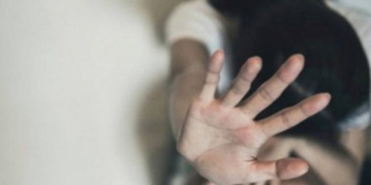 Tecavüz etti, fuhuş çetesine teslim etti, serbest dolaşıyor!