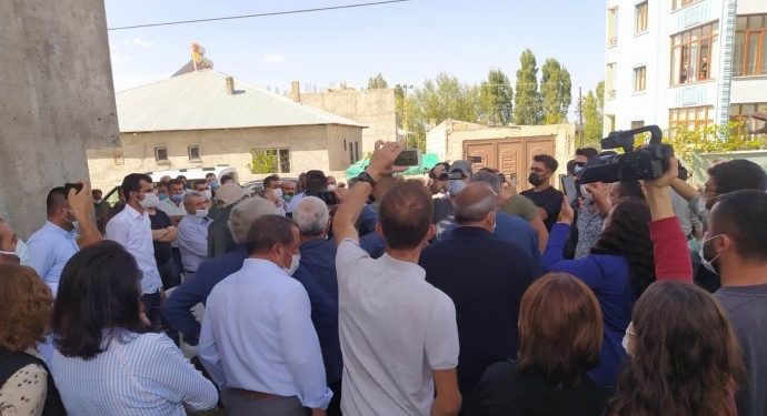 Askerin helikopterden atarak öldürdüğü Servet Turgut’un taziyesine polis baskını