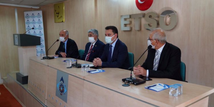 Ali Babacan: ‘İstiyorlar ki tüm gazeteler aynı manşetle çıksın’
