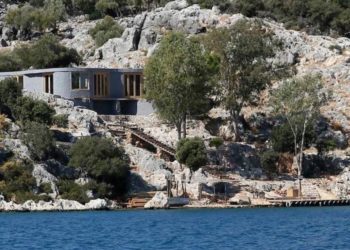 Denize sıfır kaçak villa yıkıldı yerine ‘kaçak kondu’ koyuldu!