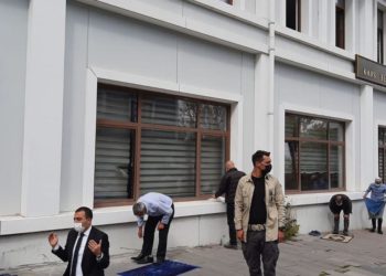 Kars kayyumu belediye önünde namaz kıldı