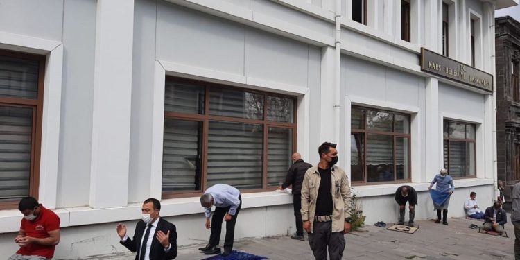 Kars kayyumu belediye önünde namaz kıldı