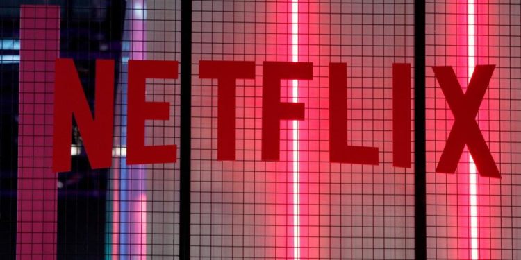 Hindu kızın Müslüman erkeği öptüğü Netflix dizisi Hindistan’ı karıştırdı