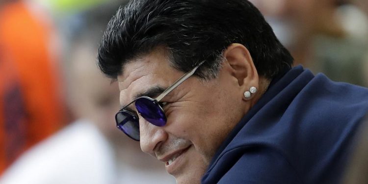Arjantinli efsane futbolcu Diego Armando Maradona 60 yaşında hayatını kaybetti