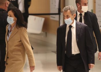 ‘Yolsuzluk ve suç örgütü kurmakla’ suçlanan Sarkozy hakim karşısına çıktı