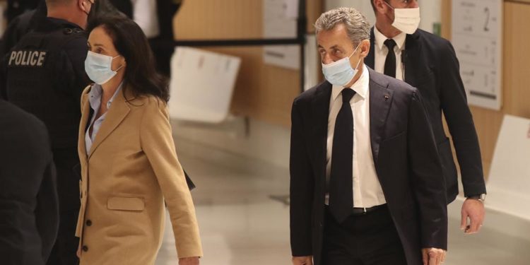 ‘Yolsuzluk ve suç örgütü kurmakla’ suçlanan Sarkozy hakim karşısına çıktı