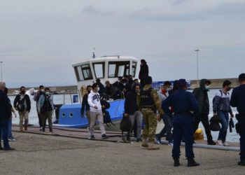 AB sınır gücü Frontex, Yunanistan’ın göçmenlere yönelik yasadışı uygulamalarının üstünü mü örtüyor?