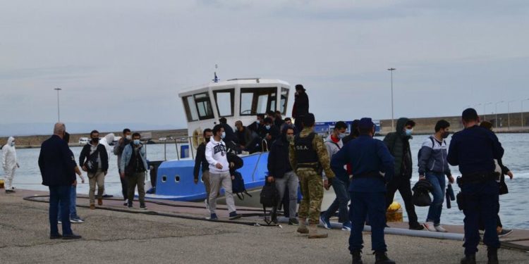 AB sınır gücü Frontex, Yunanistan’ın göçmenlere yönelik yasadışı uygulamalarının üstünü mü örtüyor?