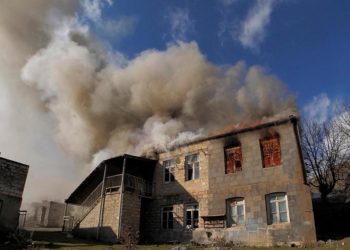 Dağlık Karabağ’dan ayrılan Ermeniler evlerini ateşe veriyor