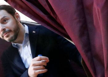 Bakanlıktan istifa etti ancak Varlık Fonu’ndaki görevi sürüyor