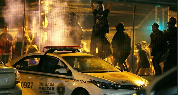 Süpermarkette siyahi bir kişi dövülerek öldürülünce ülke karıştı