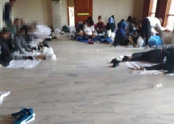 Tekneleri bozulan 65 Türkiyeli göçmen, Yunanistan’da depoya hapsedildi