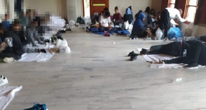 Tekneleri bozulan 65 Türkiyeli göçmen, Yunanistan’da depoya hapsedildi