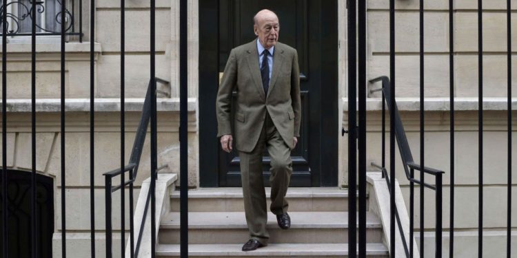 Eski Fransa Cumhurbaşkanı Covid-19 nedeniyle hayatını kaybetti