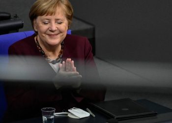 Angela Merkel’den Covid-19 aşısını bulan Uğur Şahin ve eşi Özlem Türeci’ye övgü