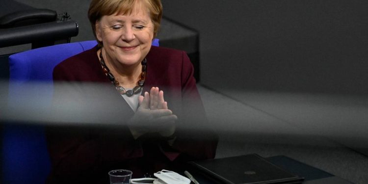 Angela Merkel’den Covid-19 aşısını bulan Uğur Şahin ve eşi Özlem Türeci’ye övgü