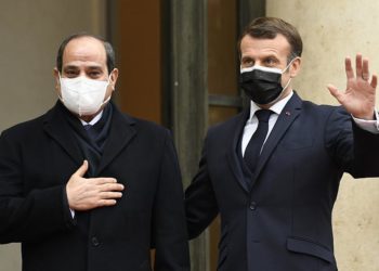 Fransa Cumhurbaşkanı Macron’un Mısır Cumhurbaşkanı Sisi’ye devlet nişanı taktığı görüntüler saklandı