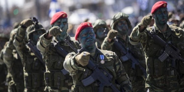Ekonomisi yüzde 10.5 daralan Yunanistan’dan son 11 yılın en yüksek savunma bütçesi