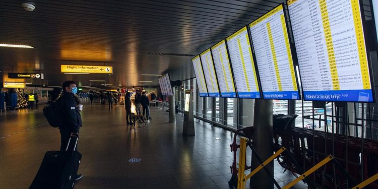 Mutasyona uğrayan yeni koronavirüs türü: Hangi ülkeler İngiltere ile ulaşımı yasakladı?