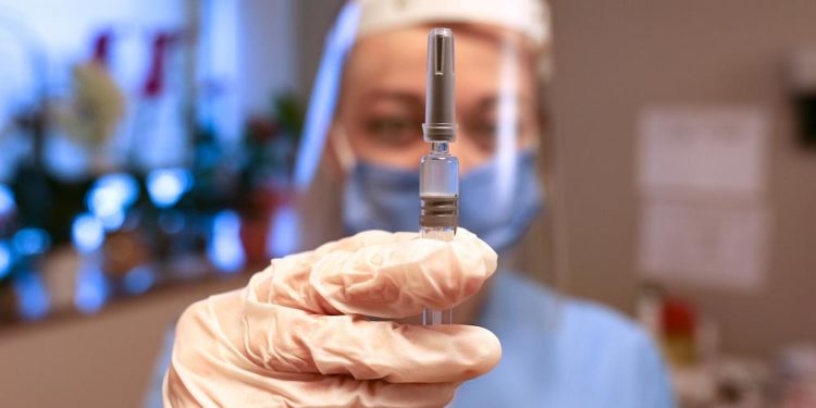 Uzmanlara göre CoronoVac aşısının etkinliğiyle ilgili ‘eksik açıklamalar’ güven sarsıcı