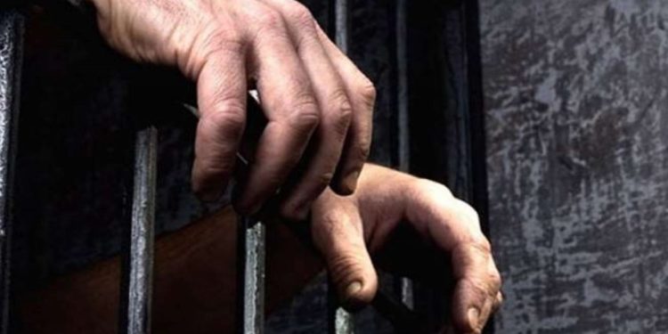 Tek kişilik hücrede gardiyan dayağına takipsizlik kararı