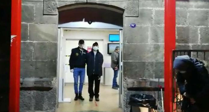 İzmir’de 66 gözaltı; Muayeneye ters kelepçe ile götürüldüler