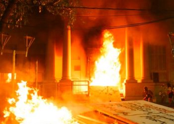 14 yaşındaki kız çocuğu öldürüldü: Kadınlar adalet sarayını ateşe verdi