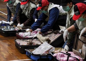 Endonezyalı bakan rüşvet dolu bavullarla teslim oldu