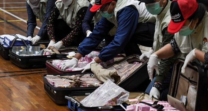 Endonezyalı bakan rüşvet dolu bavullarla teslim oldu