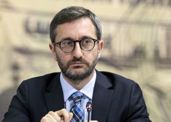 Fahrettin Altun’un şikâyet ettiği 80 yaşındaki kadının evini polisler bastı!