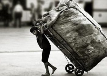 Salgında işsiz kalan binlerce kişi kağıt topluyor