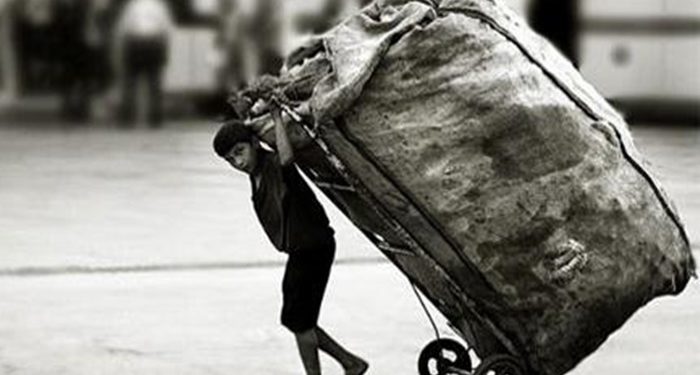 Salgında işsiz kalan binlerce kişi kağıt topluyor