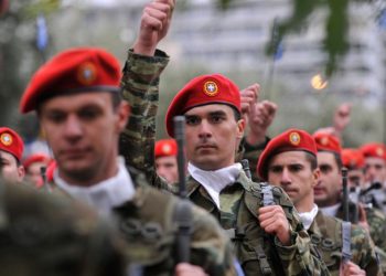 Türkiye ile gerginlik yaşayan Yunanistan, askerlik süresini 12 aya çıkardı
