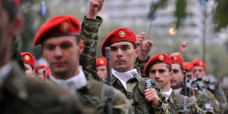 Türkiye ile gerginlik yaşayan Yunanistan, askerlik süresini 12 aya çıkardı