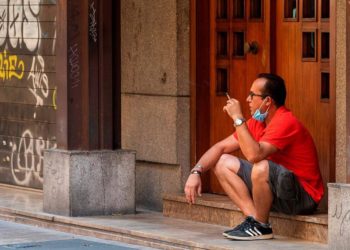 Milano’da dışarıda diğer insanların 10 metre yakınında sigara içmek yasaklandı