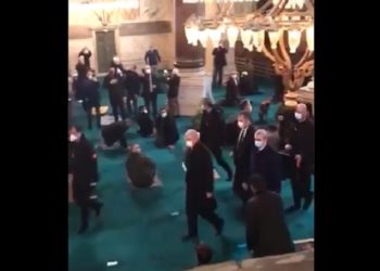 Erdoğan’ı gören cemaat namazı bırakıp ayağa kalktı