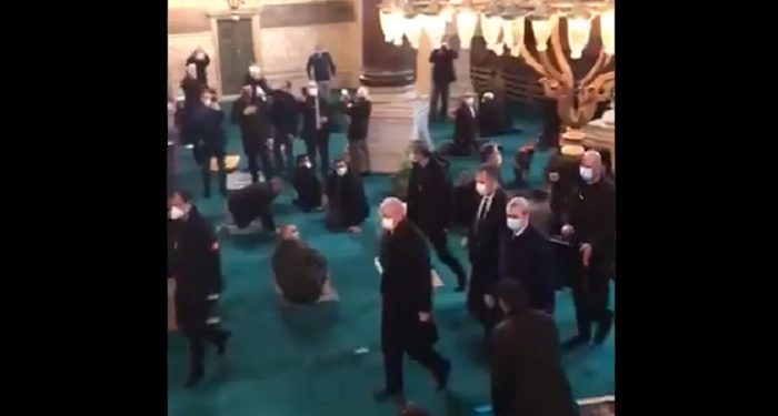 Erdoğan’ı gören cemaat namazı bırakıp ayağa kalktı