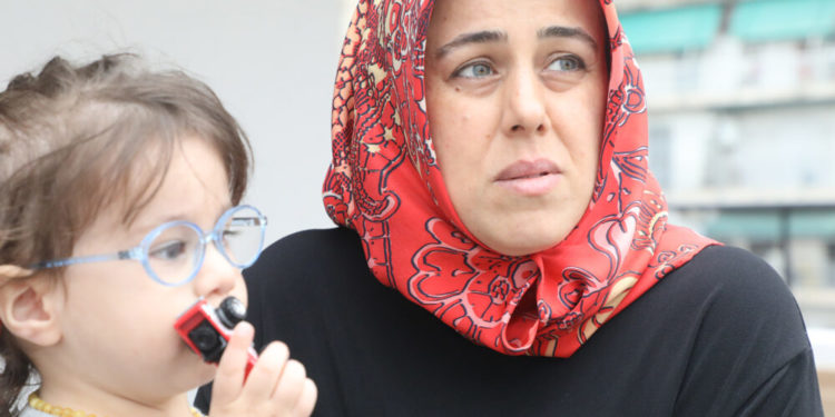 Çocuğunu ayağından ranzaya iple bağla