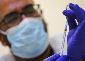 İngiltere: Dünyada 4 bin farklı Covid-19 türü var, etkiyi artırmak için farklı aşılar karıştırılıyor