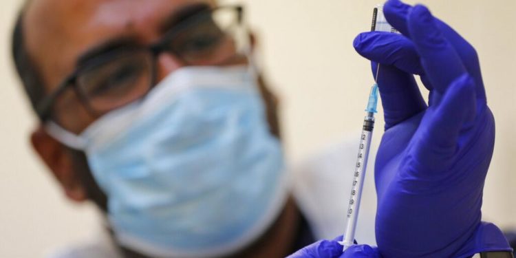 İngiltere: Dünyada 4 bin farklı Covid-19 türü var, etkiyi artırmak için farklı aşılar karıştırılıyor