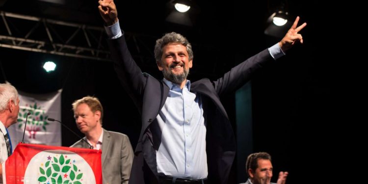 ‘Sevgili Demirtaş’ sözü dokunulmazlığın kaldırılması için gerekçe sayıldı