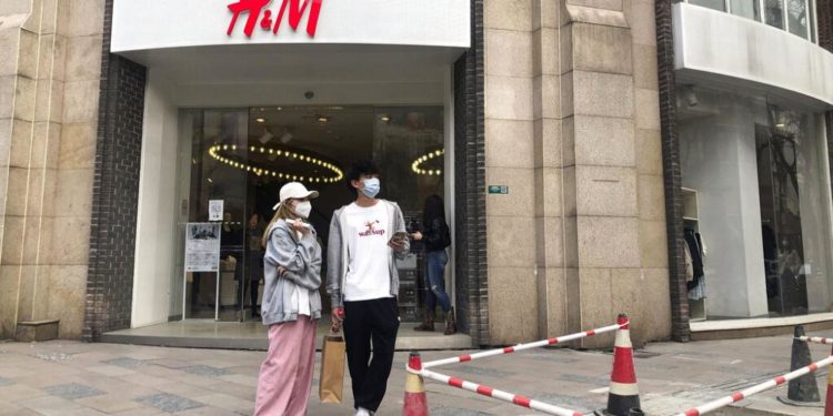 Çin, Doğu Türkistan pamuğu almayı bırakan H&M’i ülkedeki alışveriş platformlarından siliyor