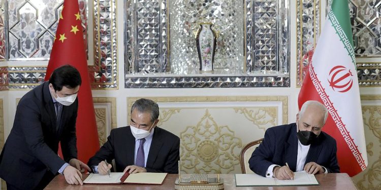 Çin’den İran’a petrol karşılığı 400 milyar dolarlık yatırım anlaşması