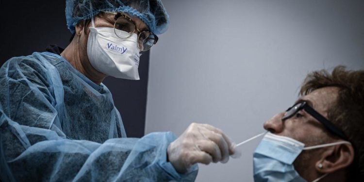 Fransa’da ortaya çıkan yeni Covid-19 varyantı PCR testlerde tespit edilemiyor