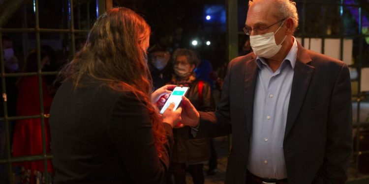 AB’de seyahat yaz aylarında başlıyor mu, ‘Aşı pasaportunun’ önündeki engeller neler?